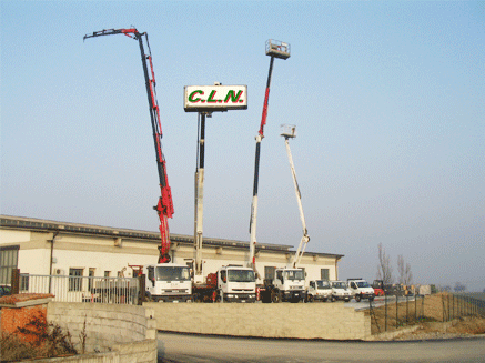 Lattoneria CLN, panoramica del piazzale con parco automezzi, piattaforme da 19 a 35 metri, e autogru da 32 metri, possibilit� di noleggio conto terzi con operatore.